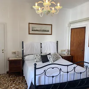  Bed & Breakfast Al Teatro With Canal View